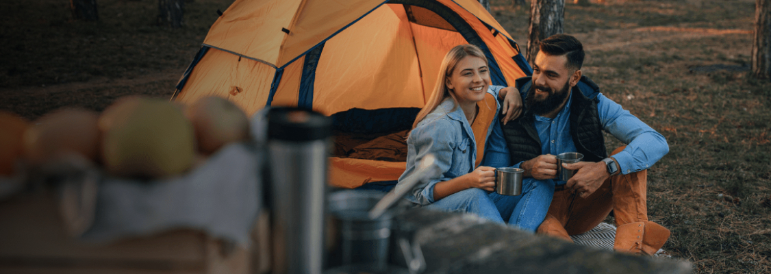 personas acampando